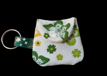 Chiptäschli Schmetterling grün auf weiss