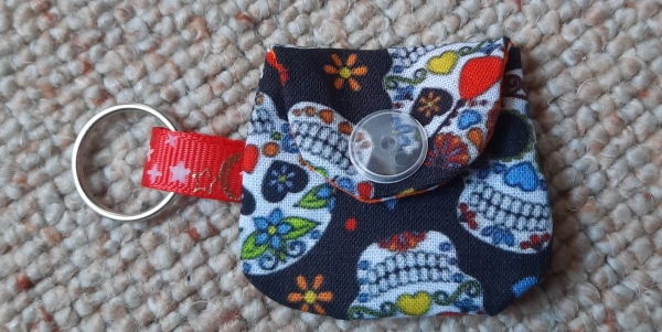 Chiptäschli Skull schwarz-bunt